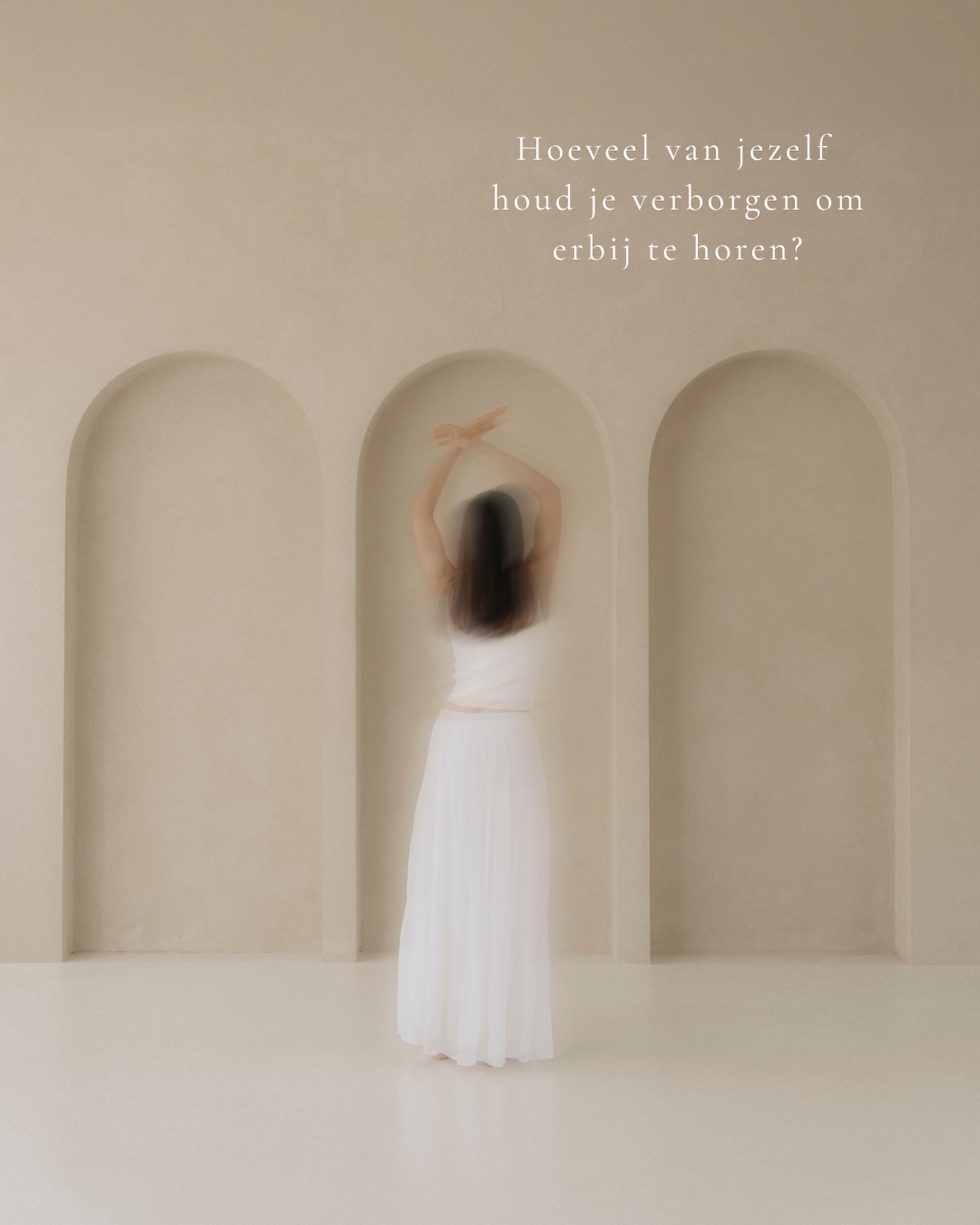 Er leeft een diepe angst in veel vrouwen en mannen om zichzelf volledig te laten zien.
De angst om afgewezen te worden.
Om veroordeeld te worden.
Om er niet meer bij te horen.
Vaak zonder dat we het beseffen, beginnen we ons aan te passen.
We laten alleen de delen van onszelf zien die veilig voelen.
Die geaccepteerd worden.
Die passen binnen wat anderen van ons verwachten.
En de rest?
Die houden we verborgen.
Voor sommigen raakt dit aan de heksenwonde.
De collectieve herinnering dat zielen die hun waarheid spraken, hun wijsheid deelden of hun eigen pad bewandelden, werden uitgesloten, veroordeeld of gestraft.
Ook vandaag leeft die wonde nog voort.
Niet meer op de brandstapel.
Maar via kritiek.
Via oordelen.
Via negatieve opmerkingen.
En soms is één opmerking al genoeg om iets diep vanbinnen te raken.
Niet omdat die woorden waar zijn.
Maar omdat ze een oude wonde aanraken die nog gezien wilt worden.
De uitnodiging ligt niet in jezelf nog kleiner maken.
Niet in jezelf aanpassen.
Maar in het zachtjes ontmoeten van die angst.
In het laag voor laag loslaten van de lading die erop zit.
Want er is iets ongelooflijk bevrijdends aan jezelf toestemming geven om zichtbaar te zijn.
Niet de aangepaste versie.
Niet de versie waarvan je denkt dat anderen die graag zien.
Maar de echte versie.
De versie die haar waarheid spreekt.
De versie die haar licht niet langer hoeft te dimmen.
De versie die weet:
Ik hoef mezelf niet te verbergen om erbij te horen.
Wat leeft er in jou nog in de schaduw en verlangt ernaar gezien te worden?
Voel je dat je hierin ondersteuning kan gebruiken? De 1:1 energy healing sessies zijn er om je daarin liefdevol te begeleiden. Stuur me gerust een berichtje als je interesse hebt of zie link in bio. 💛
Liefs
Eva
