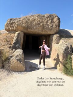 Dolmen de Menga in Antequera
Ik bezocht het oudste en grootste hunebed ter wereld. En dat was heeel bijzonder!!
Het is een constructie van stenen dat niet zomaar is neer gezet, maar uitgelijnd met de berg ‘de slapende reus’ die naar de hemel kijkt. Het zou zelfs ouder zijn dan Stonehenge.
De berg alleen al is interessant! Alsof er overal ter wereld hints zijn verstopt. Word wakker en kijk!! 👀
Ik wandelde het hunebed binnen en de security vrouw had me enorm in het oog. Waar ik stond, was zij. Ze gaf me geen mogelijkheid tot voelen. Ik was heel snel terug buiten en best triest, dat ik geen ruimte kreeg.
Ben dan naar de andere dolmen in de buurt geweest, maar die was niet interessant. Ik wou echt Menga voelen. Ook de dolmen van 4km verderop riep niet.
Dus nee Eva jij gaat je ruimte in gaan nemen. Ben terug gegaan naar Menga, de security vrouw aangesproken en gezegd dat ik juist de plek kom voelen. De vrouw kon ademen en ik ook 🤗
En dan kon de magie beginnen!!
Ik ging tussen de stenen staan, uitgelijnd met de berg.
Sloot mijn ogen en zag een energievortex van licht dat je net zoals een raket naar boven lanceert. 🌪️
Die wervel energie ging ook naar beneden de aarde in.
Links en rechts van me zag ik licht dat naar de wanden toe stroomde.
En een call om een soort van lemniscaat rondom de pilaren te lopen diende zich aan. Ik aarzelde even, want ik wou niet raar overkomen. Maar did the job en iets werd op dat moment uitgebalanceerd. ♾️
Ik vind het zooo gaaf!! Ik krijg zo vaak het gevoel dat we nog totaal geen idee hebben van hoe krachtig we wel niet zijn en wat er allemaal speelt buiten ons zicht. Deze plek is duidelijk een portaal.
En jaaa het was heel zielsverrijkend 😍
Op naar de volgende plek.
Liefs
Eva